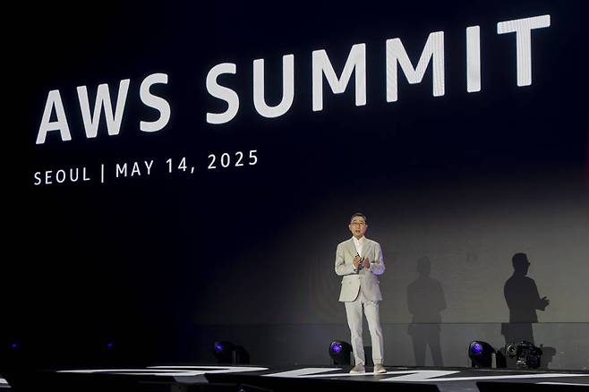 함기호 AWS 코리아 대표가 연단에 섰다 / 출처=IT동아