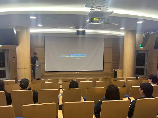 지난달 15일, 참가자들이 제주환경자원순환센터를 둘러보는 모습. (제주관광공사 제공)