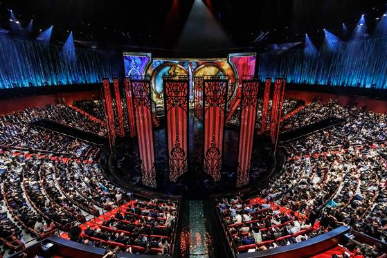 지난 5월 7일 마카오 코타이 '시티 오브 드림즈'에서 세계 최대 규모의 수중 공연 '하우스 오브 댄싱 워터'가 5년 만에 열렸다. 사진 하우스 오브 댄싱 워터