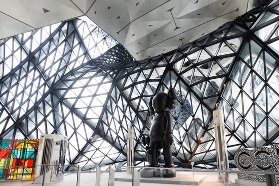 서울 동대문디자인플라자(DDP)를 디자인한 것으로 유명한 자하 하디드가 디자인한 모르페우스 호텔 내부. 사진 가운데가 미국 유명 작가 카우스(KAWS)의 작품('Good Intention')이다. 사진 모르페우스 호텔