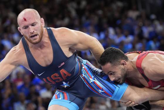 지난해 8월 11일(현지시간) 프랑스 파리의 샹드마르 아레나에서 열린 2024 파리 올림픽 레슬링 남자 자유형 97kg 동메달 결정전에서 미국의 카일 스나이더(왼쪽)가 이란의 아미랄리 아자르피라와 경기를 치르고 있는 모습. AP=연합뉴스
