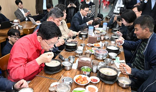 김문수 국민의힘 대선 후보가 지난 12일 오전 서울 송파구 가락시장을 찾아 상인들과 조찬 간담회를 갖고 있다. 임현동 기자