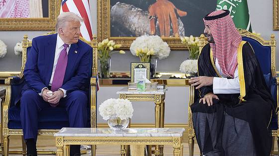 도널드 트럼프 대통령이 13일(현지시간) 사우디아라비아 리야드에서 무함마드드 빈 살만 사우디 왕세자와 대화하고 있다. AP=연합뉴스