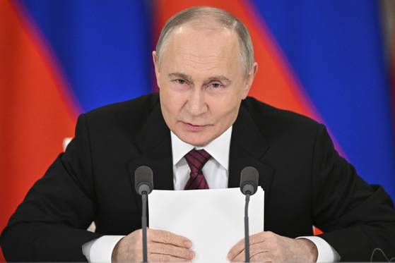 블라디미르 푸틴 러시아 대통령이 지난 11일 모스크바 크렘린궁에서 기자들과 대화하고 있다. AP=연합뉴스