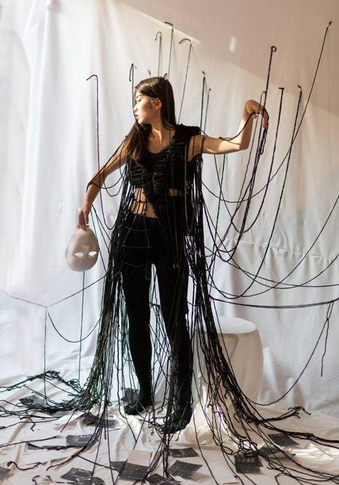 전기 코드 위 짜여진 뜨개질 실을 통해 문화적 정체성과 자기 수용을 표현한 ‘틀을 넘어, 가면 너머로(Through the Grid, Beyond the Mask)’ 컬렉션의 룩 2