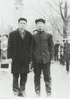 대학 입학식 날 둘째 형 김영수(왼쪽)씨와 함께한 김문수 후보. 그는 그로부터 1년 6개월 뒤 강제징집 위기에 처한다. 중앙포토