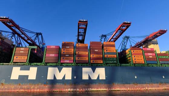 독일 함부르크 항구의 하역 터미널 '버차드카이'에서 한국 컨테이너선 'HMM 스톡홀름'호가 선적을 하고 있다. 로이터=연합뉴스