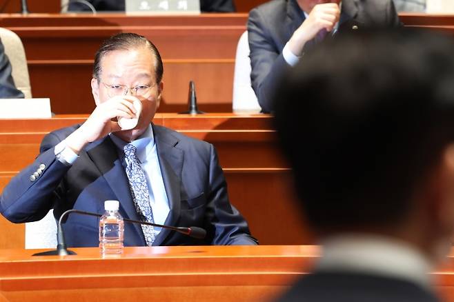 ▲김문수 '작심발언' 들으며 굳은 표정 짓는 권영세[연합뉴스]