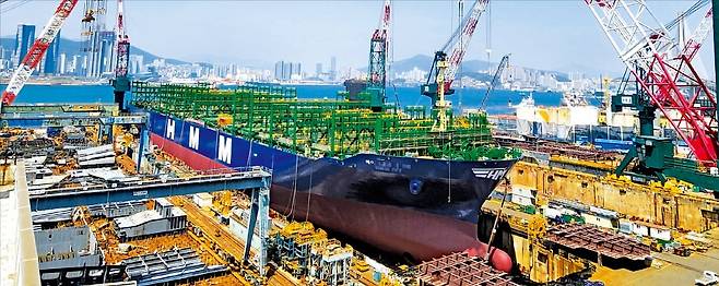 < ‘슈퍼사이클’에 부활한 중형 조선사 > 대한조선, HJ중공업, 케이조선 등 국내 중형 조선 3사가 2008년 이후 최대 호황기를 누리고 있다. 부산의 HJ중공업 영도조선소에서 9000TEU(1TEU는 20피트 컨테이너 1개)급 컨테이너선이 건조되고 있다.    부산=김우섭 기자