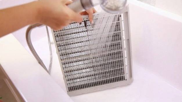 에어컨 필터를 세척하는 모습. / 출처=삼성전자 제공