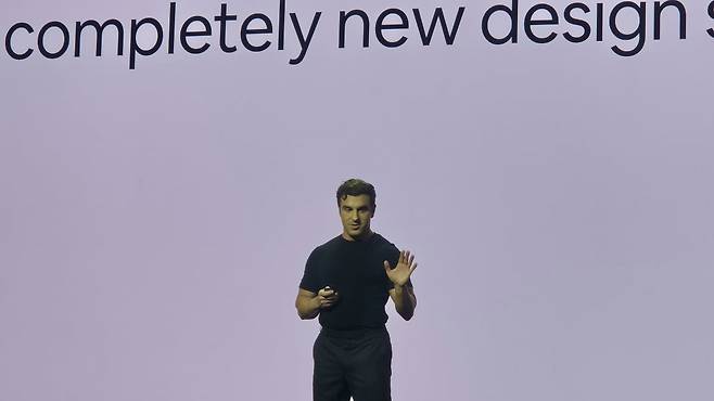 브라이언 체스키 에어비앤비 최고경영자(CEO)가 13일 미국 로스앤젤레스에서 플랫폼 개편 사항을 발표하고 있다. / 사진=송영찬 특파원