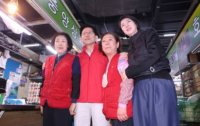 김문수 국민의힘 대선 후보가 제21대 대통령선거 공식 선거운동 첫날인 12일 오전, 서울 송파구 가락시장에서 배현진 의원과 시장 방문을 하고 있다. / 사진=김범준 기자