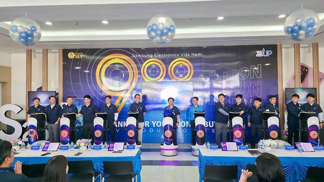 삼성전자가 지난달 24일 베트남 박닌 생산법인에서 스마트폰 9억대 생산 기념 행사를 진행하고 있다. 사진=삼성전자 뉴스룸