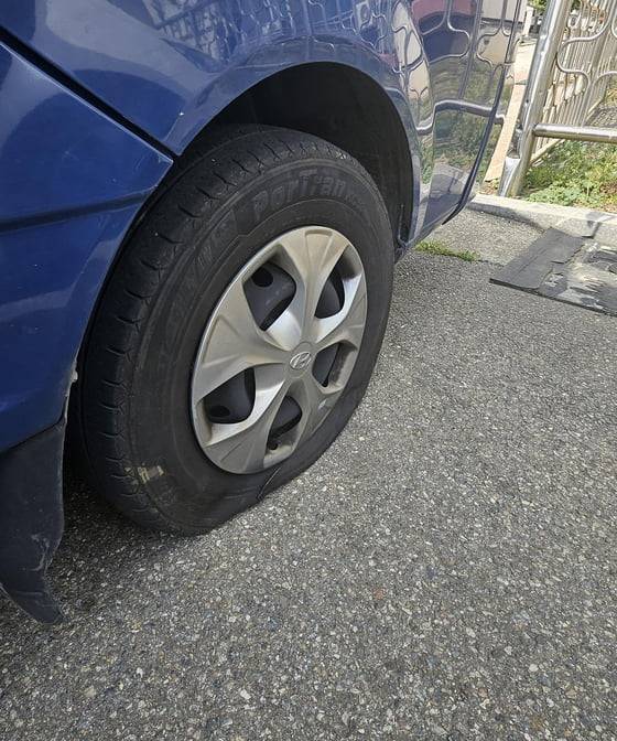 훼손된 이재명 더불어민주당 대선후보 유세차량 타이어/사진=더불어민주당 동해·태백·삼척·정선지역위원회 제공