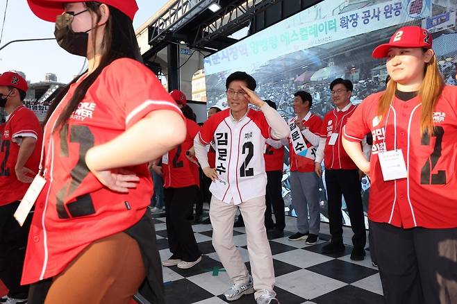 국민의힘 김문수 대선 후보가 12일 대구 서문시장에서 선거운동원들과 춤을 선보이고 있다. 사진=연합뉴스