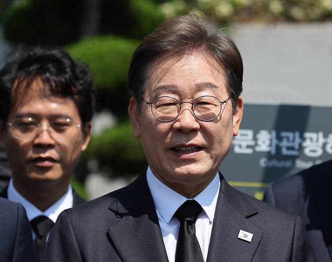 이재명 대선후보가 14일 부산시 남구 유엔기념공원을 찾아 참배 후 취재진 질문에 답하고 있다. / 사진=연합뉴스