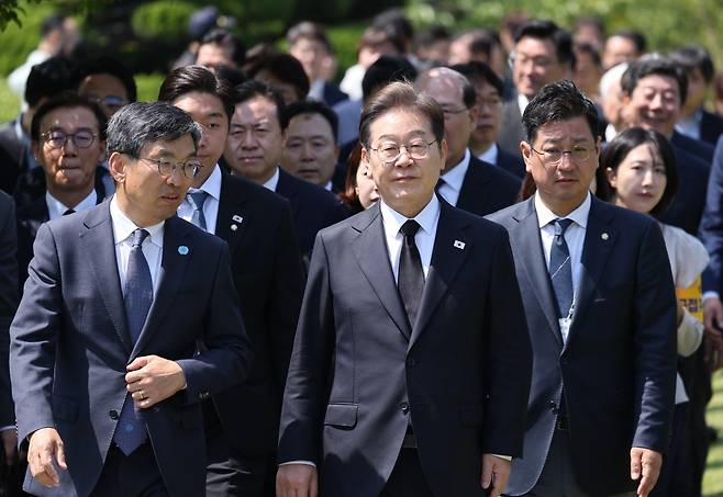 이재명 더불어민주당 대통령 후보가 14일 오전 부산 남구 유엔기념공원을 방문해 참배 장소로 이동하고 있다. 뉴스1