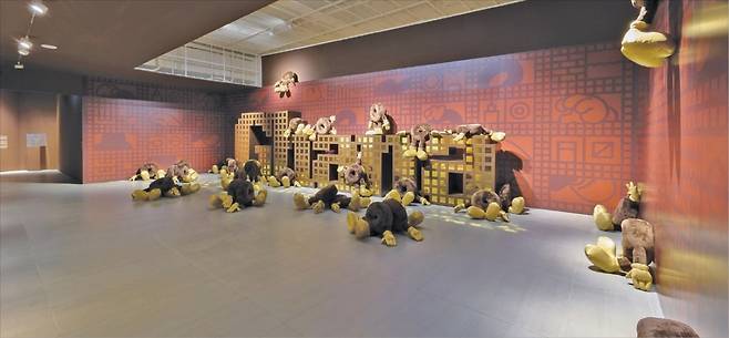 롯데웰푸드는 가나 초콜릿 출시 50주년을 맞아 다음달 29일까지 서울 잠실 롯데뮤지엄에서 ‘아뜰리에 가나: since 1975~행복은 초콜릿으로부터’ 전시회를 연다. /롯데웰푸드 제공