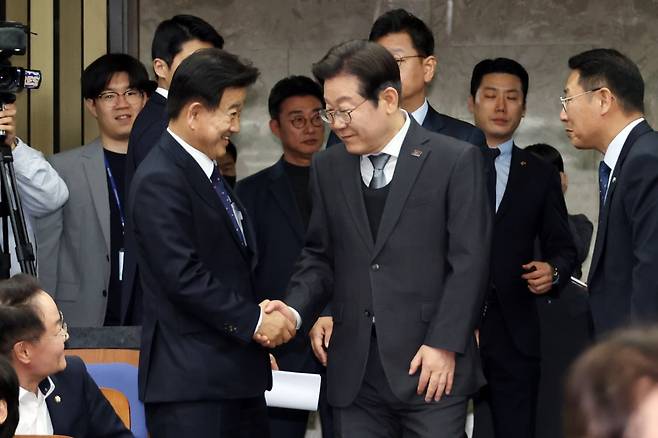 정동영 더불어민주당 의원이 이재명 당시 당대표와 2025년 4월 4일 서울 여의도 국회에서 열린 의원총회에서 악수하고 있다. /연합뉴스