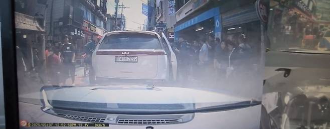 용의자를 수상히 여긴 경찰이 보이스피싱 연루 범죄를 의심해 임의 동행을 요구하는 모습./사진=서울 영등포경찰서