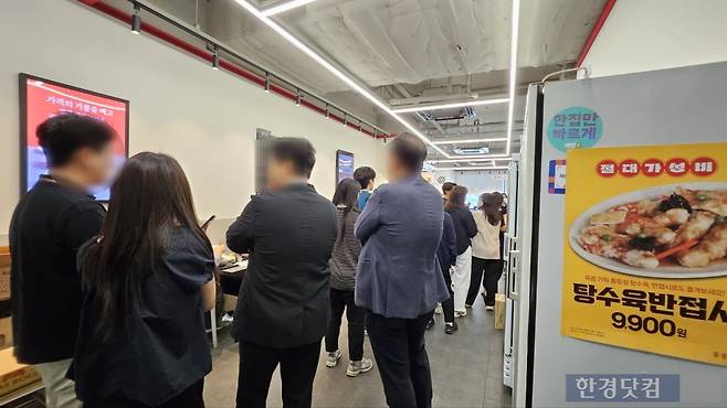 서울시 금천구의 한 '홍콩반점' 매장 앞 길게 늘어선 줄/사진=유지희 기자