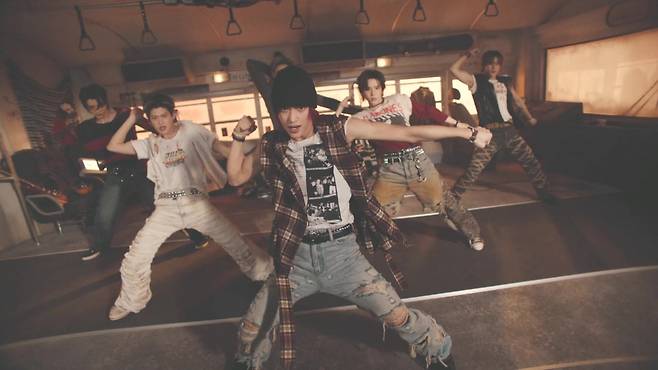 라이즈 첫 정규 앨범 3번 트랙 '잉걸' 이미지 /사진=SM엔터테인먼트 제공