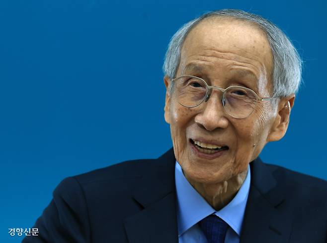 윤여준 더불어민주당 상임총괄선거대책위원장이 11일 서울 정동 경향신문사에서 ‘21대 대통령 선거’와 관련해 인터뷰를 하고 있다. 서성일 선임기자