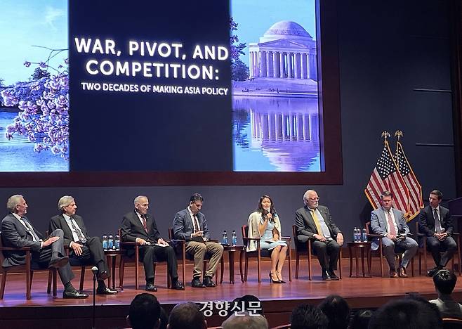 13일(현지시간) 미국 워싱턴 연방의회에서 인도태평양 안보연구소(IIPS)가 주최한 패널 토론에서 전직 미 국방부 고위 당국자들이 참석하고 있다. 왼쪽부터 리처드 롤리스, 제임스 신, 월리스 칩 그레그슨, 마크 리퍼트, 제니퍼 홍 IIPS 선임 국장, 데이비드 시어, 랜들 슈라이버, 일라이 래트너 전 차관보. 워싱턴 | 김유진 특파원