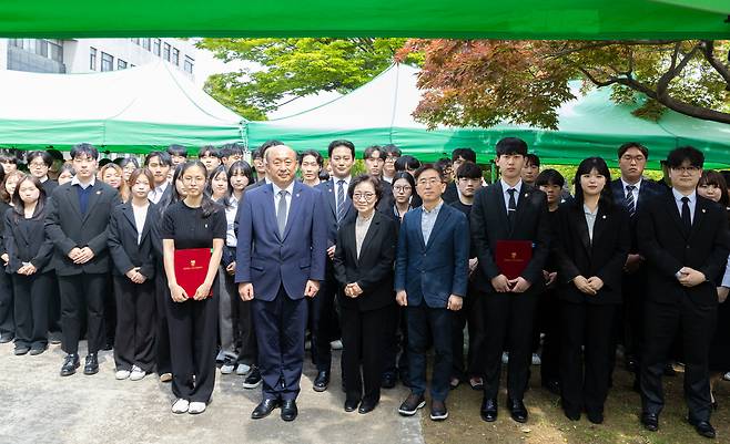 지난 13일 열린 의인 고 이수현 24주기 추모식에서 학교 관계자와 유족 등이 기념촬영을 하고 있다. 고려대 세종캠퍼스 제공