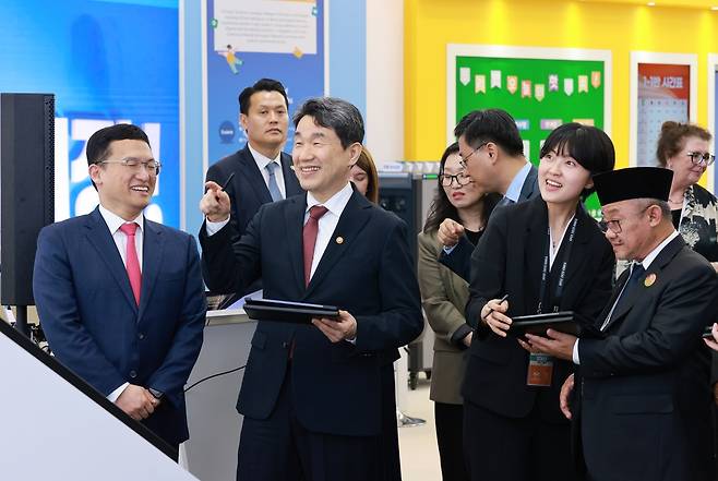 이주호 대통령 권한대행 부총리 겸 교육부 장관이 13일 제주국제컨벤션센터에서 제7차 아시아태평양경제협력체(APEC) 교육장관회의를 위해 방한한 각국 수석 대표단과 인공지능(AI) 활용 과학·기술·공학·수학(STEM) 융합 교육 전시관, 디지털교과서 시연·체험관 등으로 구성된 교육혁신 전시관을 참관하고 있다. 연합뉴스