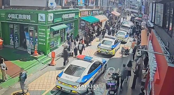 지난 7일 대림동 인근에서 타인 명의 카드로 다량의 현금을 인출한 30대 남성이 경찰에 검거됐다. 영등포경찰서 제공