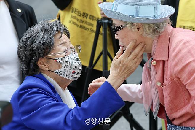 일본군 위안부 피해자 이용수 할머니가 14일 서울 종로구 옛 일본대사관 인근에서 열린 제1700차 수요시위에 참석해 1차 수요시위 때도 참여했던 1세대 활동가 김혜원 할머니를 만나 반갑게 인사하고 있다. 이준헌 기자