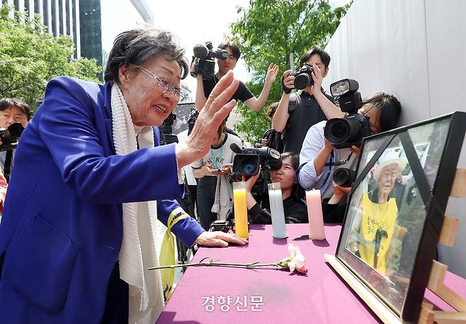 일본군 위안부 피해자 이용수 할머니가 14일 서울 종로구 주한일본대사관 인근에서 열린 ‘1700차 일본군 성노예제 문제 해결을 위한 정기 수요시위’에서 고 이옥선 할머니의 영정 사진을 향해 손을 흔들고 있다. 2025.5.14 이준헌 기자