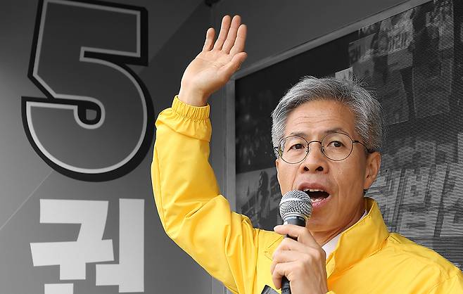 민주노동당 권영국 대선 후보가 13일 오전 서울 성북구 성신여대입구역 인근에서 선거유세차에 올라 지지를 호소하고 있다. 연합뉴스