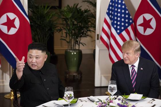 North Korean leader Kim Jong-un, left, and U.S. President Donald Trump share a dinner at the Metropole Hotel in Hanoi during their second summit on Feb. 27, 2019. [YONHAP]