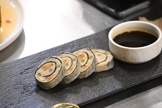 North Korean dak-kkopjil samsek ssam [MINISTRY OF UNIFICATION]