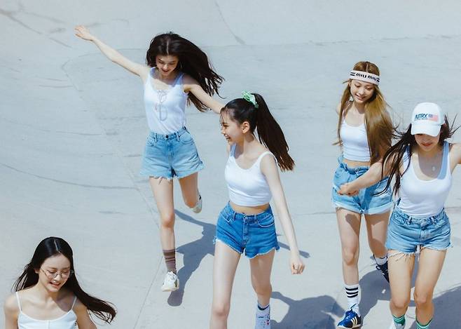 A concept image for girl group NewJeans's ″Attention″ (2022) [ADOR]