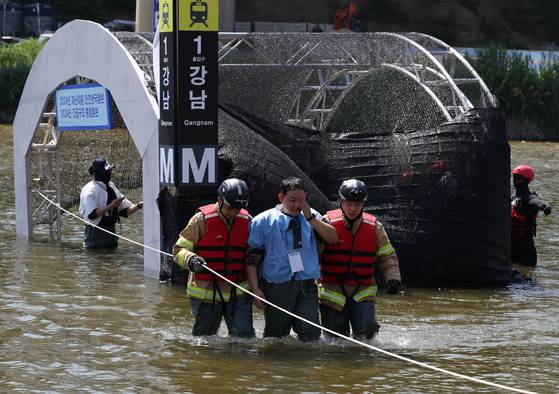 Fire and police officials participate in a rescue drill simulating a flood situation at a facility in Gangnam District, southern Seoul on May 31, 2024. [YONHAP]