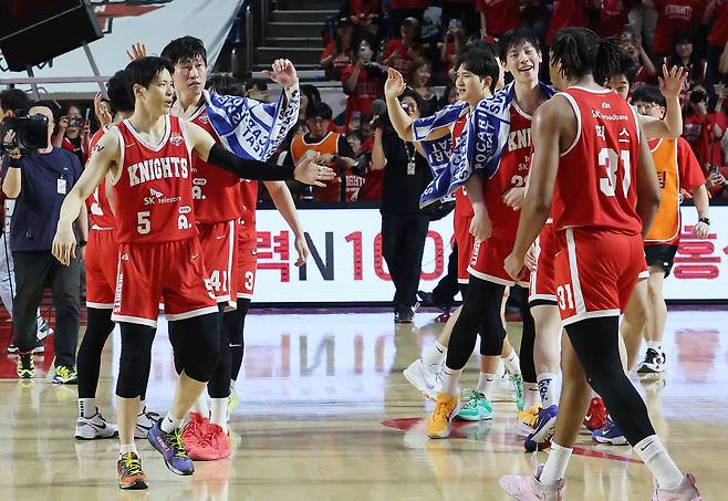 The Seoul SK Knights celebrate after winning the fifth game of the KBL Championship against the Changwon LG Sakers at Jamsil Students Gymnasium in southern Seoul on May 13. [NEWS1]