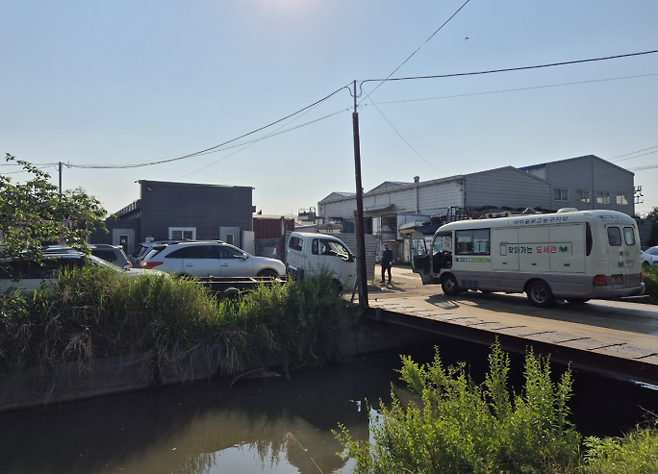 강서구 대저2동 K무역 전경, 외국인 근로자가 폐버스를 공장안으로 반입하고 있다. 사진 = 손상훈 기자&nbsp;