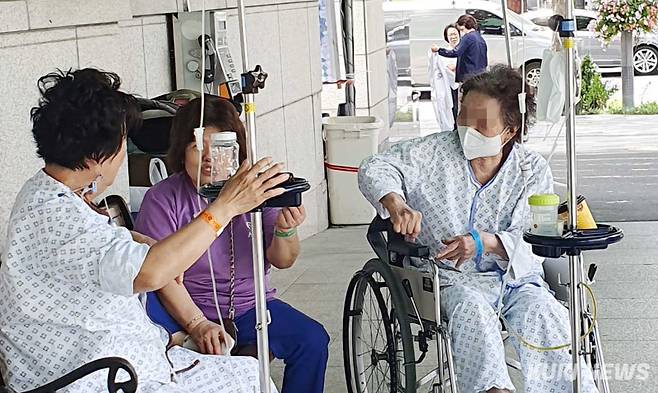 서울의 한 대학병원 앞에 환자들이 모여있다. 쿠키뉴스 자료사진