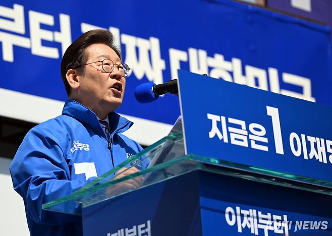 이재명 더불어민주당 대선 후보가 지난 12일 서울 광화문 출정식에서 유세를 하고 있다. 곽경근 대기자