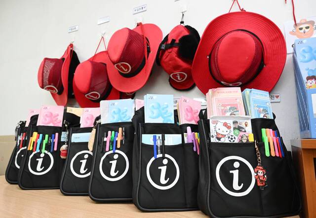 관광통역안내사들이 쓰는 모자와 가방이 서울 종로구 ‘움직이는 안내소’ 사무실에서 근무 시작을 기다리고 있다.