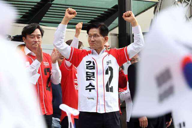 김문수 국민의힘 대선 후보가 13일 부산 중구 자갈치시장에서 지지자들에게 인사하고 있다. 김 후보는 “부산에 오니 왜 이리 뜨겁나. 부산의 뜨거운 열기가 대한민국을 위기에서 구할 것”이라고 외쳤다.   부산=최현규 기자