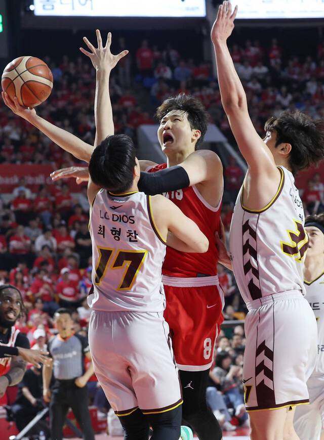 서울 SK 안영준이 13일 서울 잠실학생체육관에서 열린 창원 LG와의 프로농구 KBL 챔피언결정전 5차전에서 수비를 앞에 둔 채 레이업 슛을 하고 있다. 연합뉴스