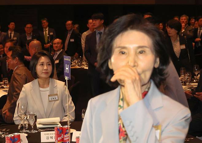 김문수 국민의힘 대선 후보의 부인 설난영(오른쪽) 여사가 지난 12일 서울 중구 신라호텔에서 열린 한 불교 행사에 참석해 행사를 지켜보고 있다. 설 여사 왼쪽은 이재명 더불어민주당 대선 후보의 부인 김혜경 여사. 연합뉴스