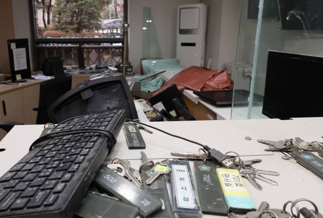 윤석열 전 대통령 지지자들이 서울서부지법 내부로 난입해 불법폭력사태를 일으킨 지난 1월 19일 서부지법 한 사무실과 집기류 등이 파손돼 있다. 연합뉴스