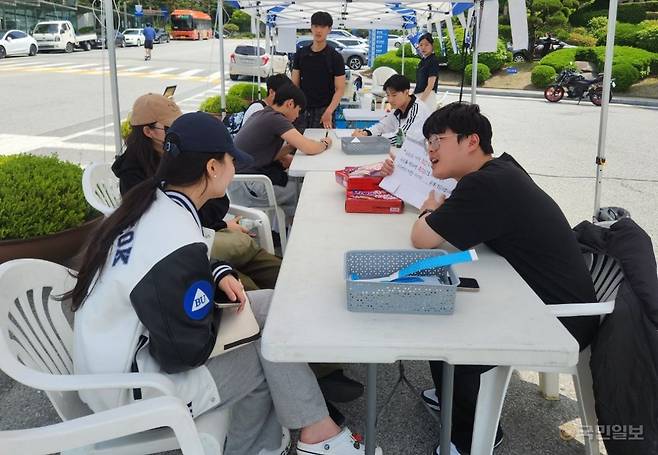 백석대 기독교학부 학생들이 14일 충남 천안 백석대 캠퍼스에서 열린 리턴 페스티벌 학부 부스에서 교우들에게 기독교 신앙을 소개하고 있다. 백석대 제공