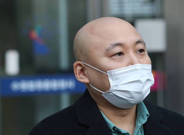 웹툰작가 주호민이 지난해 2월 1일 오전 경기도 수원 영통구 수원지방법원에서 취재진의 질문에 답하고 있다. 이날 ‘주호민 아들 아동학대’ 혐의로 기소된 특수교사가 1심에서 벌금 200만원 선고유예를 받았다. 뉴시스