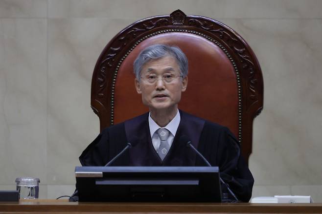 조희대 대법원장이 지난 1일 이재명 더불어민주당 대선 후보의 공직선거법 사건 전원합의체 선고를 위해 서울 서초구 대법원 대법정에서 장내 정돈을 선언하고 있다. 연합뉴스